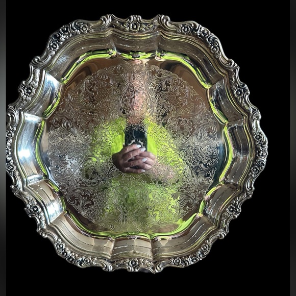 Silver plated platter International silver Co. Detailed scrollwork like new 13” - Picture 2 of 9